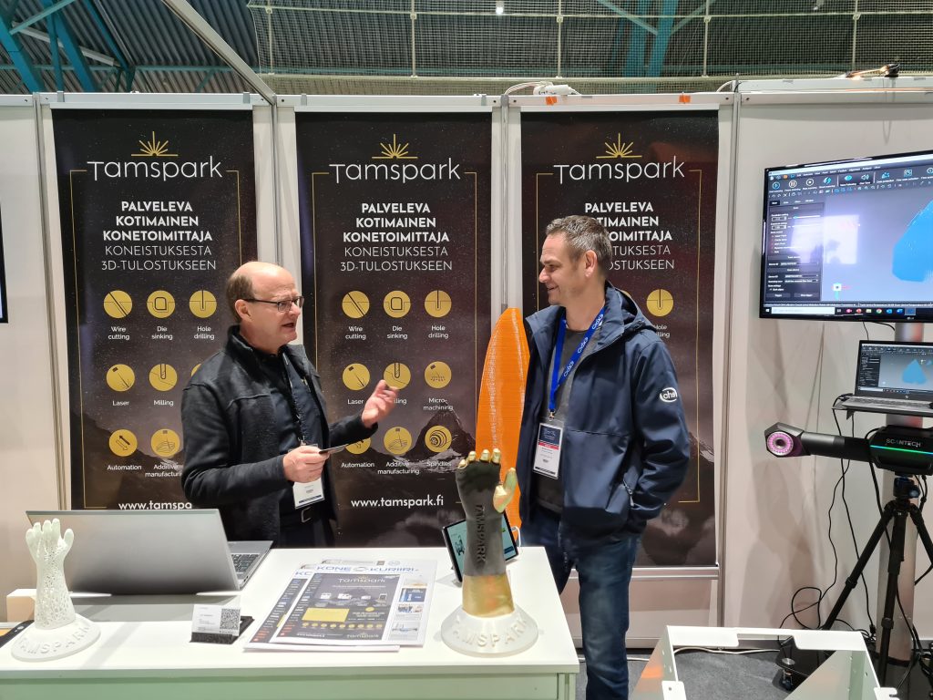 Tamspark Oy CEO Jussi Tammisalo and Scanlink /CHS Group Key Account Manager Michael Airenne discussed smooth and comfortable cooperation between two domestic companies at the Ostrobothnian Industry event in Vaasa. 